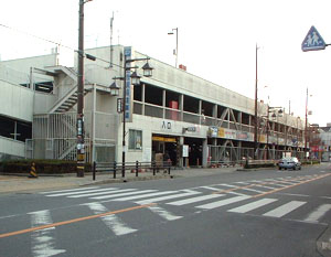 （写真）県道419号線から見た知立市駅前駐車場の写真