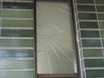（写真）窓ガラスの破損