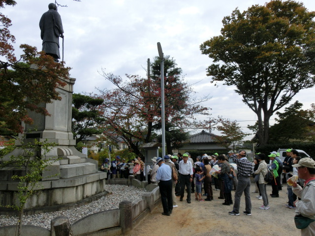 （写真）内藤魯一像