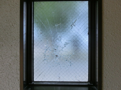 （写真）トイレ窓ガラス破損