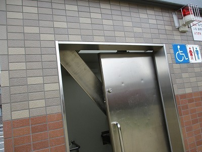 （写真）トイレ扉破損