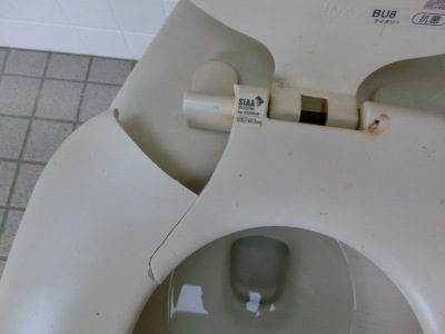 （写真）トイレ蓋の破損
