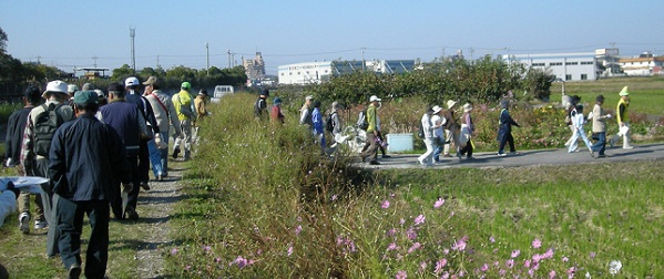 (写真)猿渡川沿いを歩く