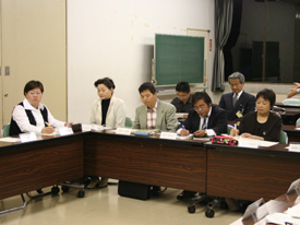 (写真)平成18年度第1回委員会の写真1