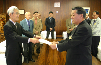 (写真)平成18年3月提言書を市長へ提出する様子