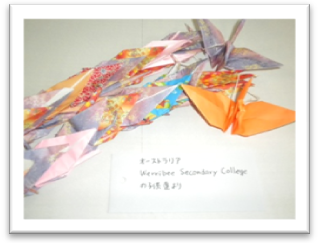 (写真)生徒たちが作った折鶴(メッセージが書かれている)