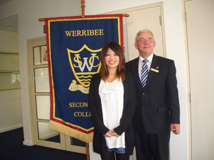 (写真)WERRIBEE SECONDARY COLLEGEの校長先生と校旗
