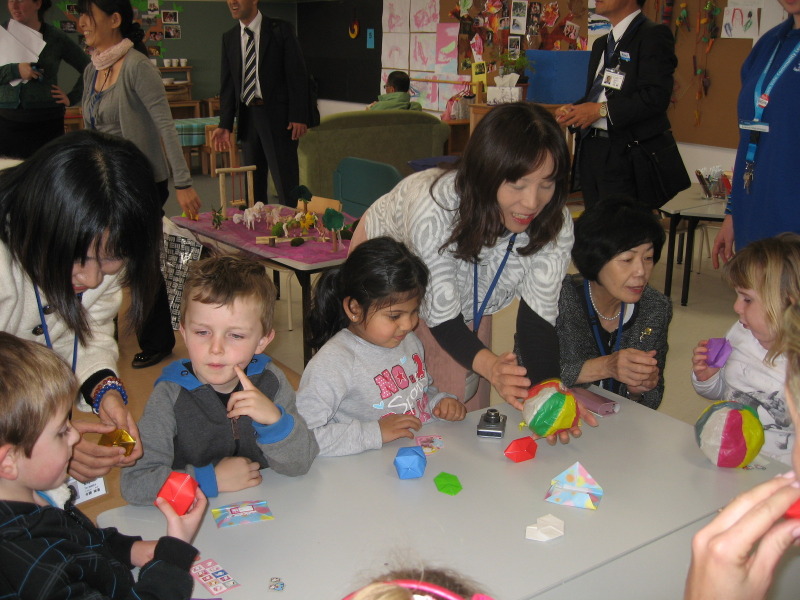 (写真)日本のおもちゃで遊ぶ子どもたち