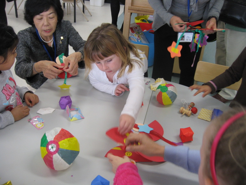 (写真)紙風船で遊ぶ子どもたち