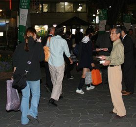 (写真)駅前クリーンアップの集い啓発時の写真