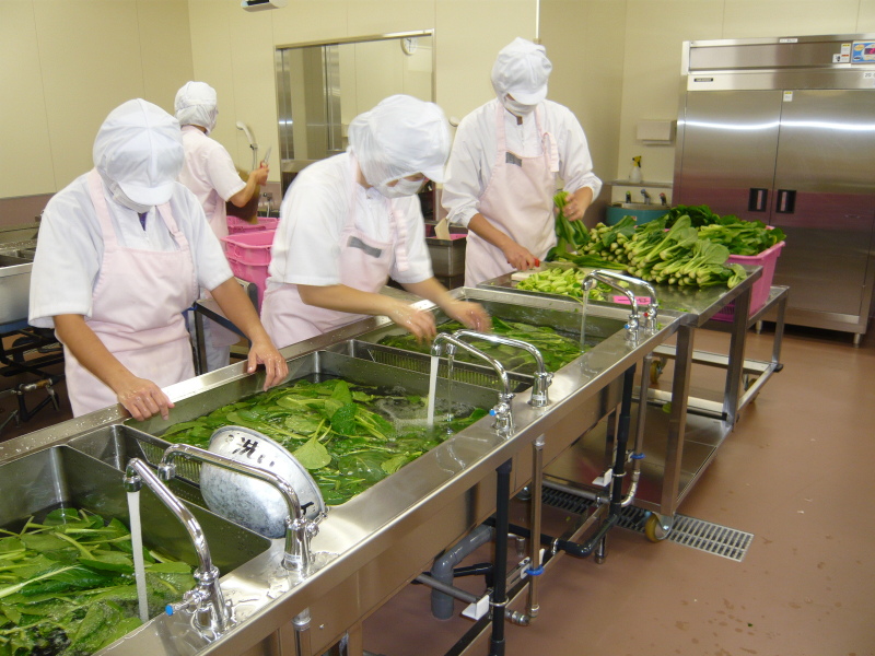 （写真）野菜洗い