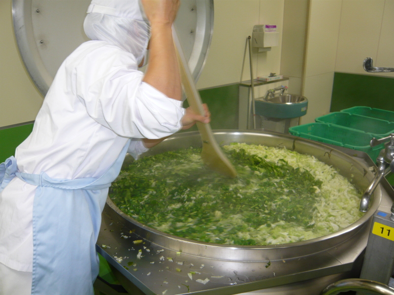 （写真）釜で野菜をゆでるところ