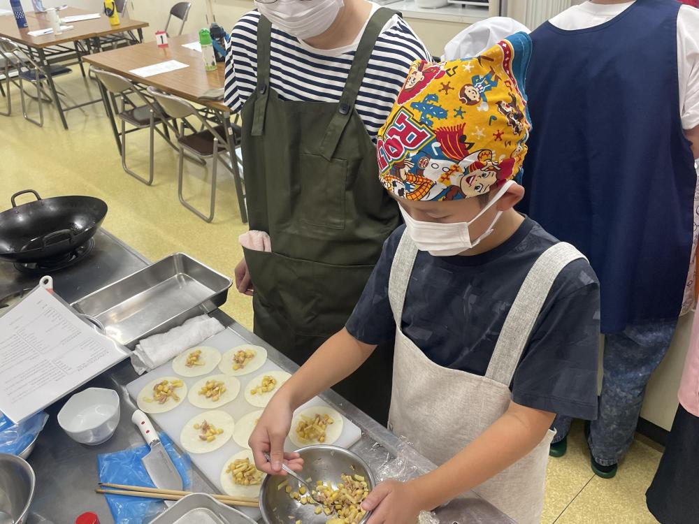 親子で餃子をつつむ様子
