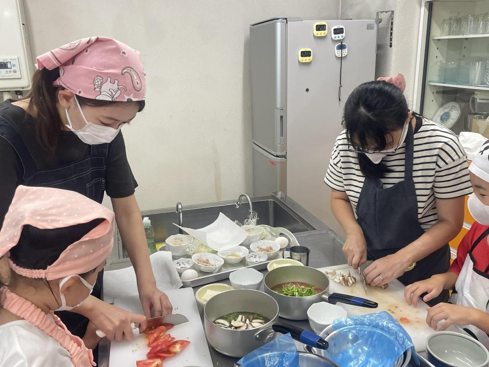 親子で調理している様子