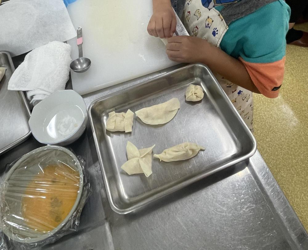 餃子をつつむこども