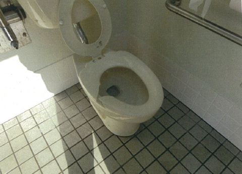 (写真)トイレ便座割られる