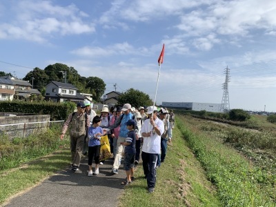 逢妻川を歩く様子