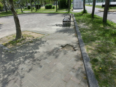 （写真）昭和6号公園舗装ブロック外し