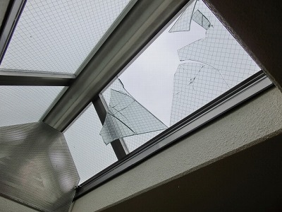 (写真)トイレの屋根天窓のガラス破損