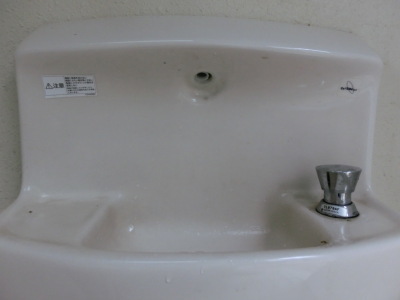 （写真）トイレ手洗い場の蛇口破損