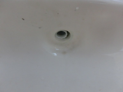 （写真）トイレ手洗い場蛇口の破損