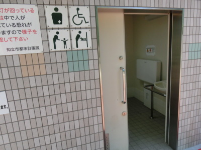 （写真）トイレの扉が閉まらない