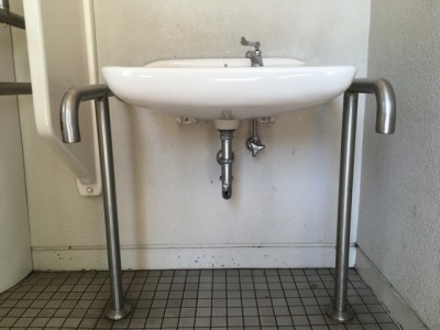 （写真）トイレ洗面台の排水管
