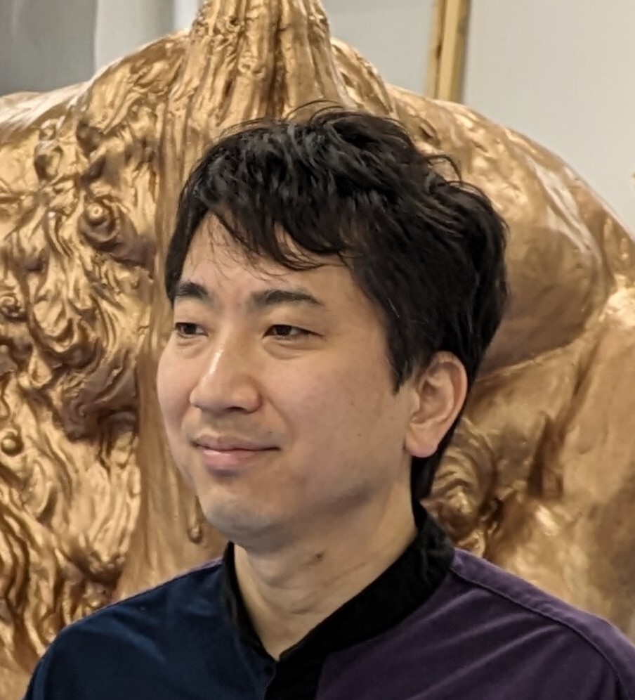 彫刻作品「こい」作家写真