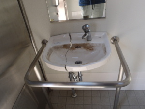 (写真)壊されたトイレの洗面台