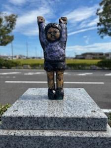 両手をあげる女の子