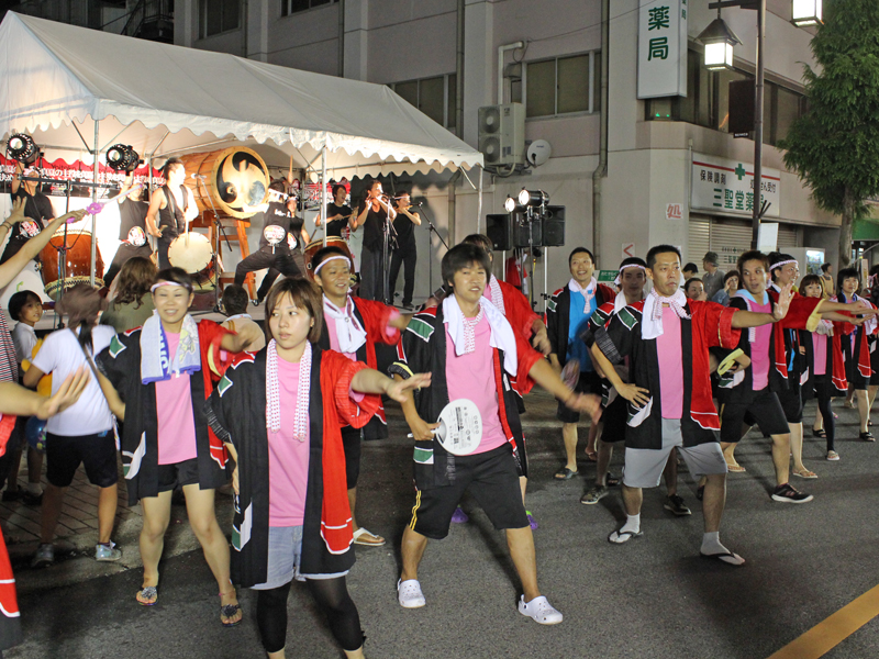 和太鼓の演奏に合わせて路上で総踊りをしている人たち