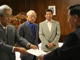 （写真）平成18年10月まちづくり委員が市長へ提言書を提言する様子