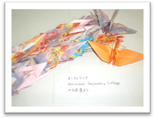 （写真）生徒たちが作った折鶴(メッセージが書かれている)