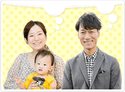 親子三人の写真。左側に母親、右側に父親、3歳くらいの子供が母親に抱かれている